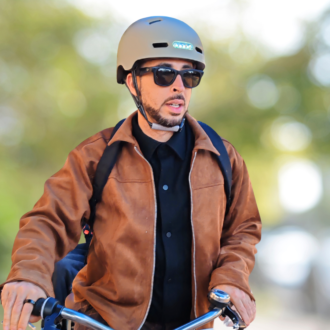 New smart helmet with front and rear light